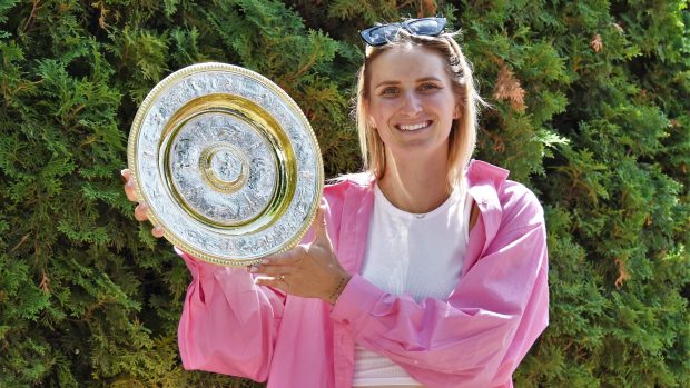 Markéta Vondroušová ve svém domovském klubu 1. ČLTK Praha s wimbledonskou trofejí