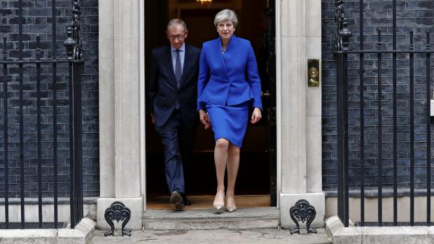 Theresa Mayová opouští Downing Street a směruje do Buckinghamského paláce.