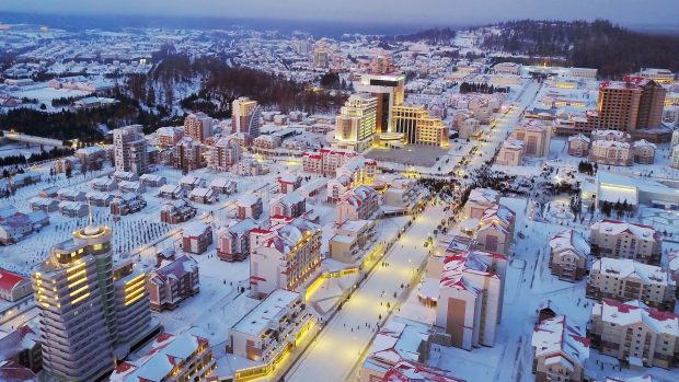 Masivní projekt demolice a následného přebudování města Samjiyon označuje hlásná trouba KLDR za „socialistickou utopii“ a „ztělesnění moderní civilizace“.