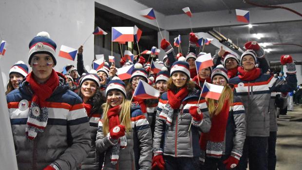 Mladí čeští sportovci před slavnostním zahajovacím ceremoniálem