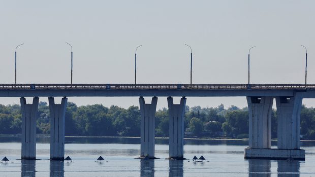Strategicky významný Antonivskyj most přes řeku Dněpr