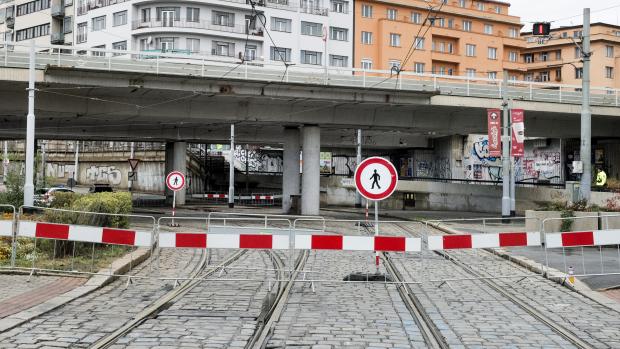 Most na Vltavské je od středeční půlnoci kvůli havarijnímu stavu uzavřen. Podle Technické správy komunikací jej bude nutné zbourat.