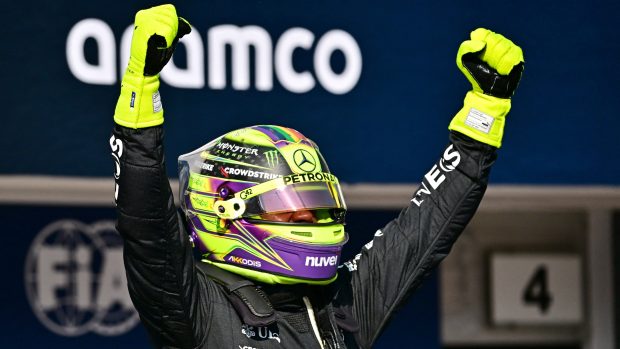 Lewis Hamilton se raduje ze zisku pole position v kvalifikaci Velké ceny Maďarska