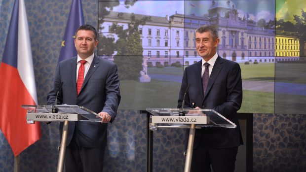 Ministr vnitra a zahraničí Jan Hamáček a premiér Andrej Babiš