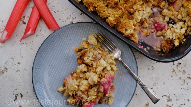 Nejžhavější trendy zdravých potravin jako je granola, ořechy, vanilka, plátky mandlí, zdravá semínka, směsi vloček či müsli patří na crumble.