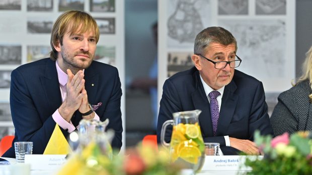 Ministr zdravotnictví Adam Vojtěch a premiér Andrej Babiš