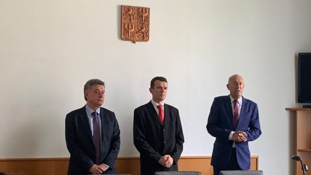 Ministr spravedlnosti Pavel Blažek (vlevo) a nejvyšší státní zástupce Igor Stříž (vpravo) jmenují nového vrchního zastupitele Nejvyššího státního zastupitelství v Olomouci Radima Daňhela (uprostřed)