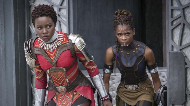 Lupita Nyong&#039;o a Letitia Wrightová ve filmu Black Panther