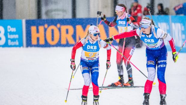 Předávka českých reprezentantek Terezy Voborníkové a Lucie Charvátové