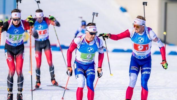 Vítězslav Hornig předává při štafetu Michalu Krčmářovi v závdě Světového poháru v německém Oberhofu