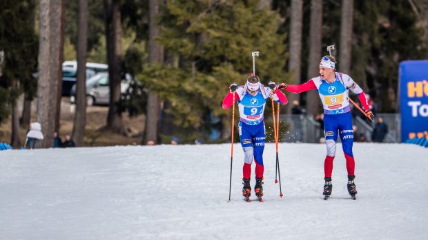 Jonáš Mareček předává štafetu Michalovi Krčmářovi na mistrovství světa ve švýcarském Lenzerheide