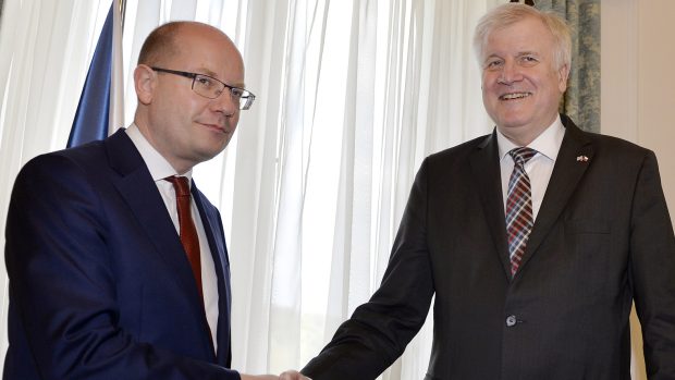 Premiér Bohuslav Sobotka (vlevo) se 3. května v Praze setkal s předsedou bavorské vlády Horstem Seehoferem (vpravo).
