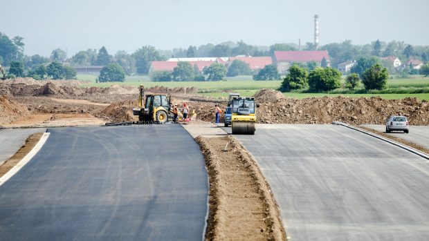 Dostavba dálnice D11 z Hradce Králové do Smiřic dostala od ministerstva dopravy stavební povolení.