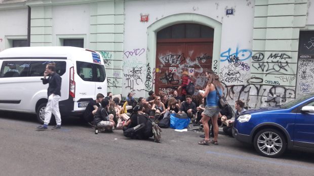 Squatteři obsadili objekt, kde jsou dvě čísla popisná, majitelem jednoho domu je stát, druhý vlastní pražský magistrát.