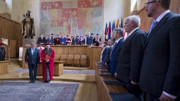 Ministr Školství Stanislav Štech (ČSSD) na předávání diplomů novým profesorům.