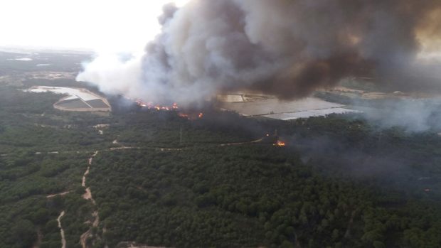 Hasiči bojují se šířícím se lesním požárem