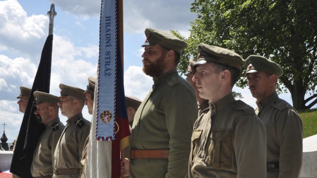 Stráž praporu Československé obce legionářské v historických uniformách během pietního aktu.