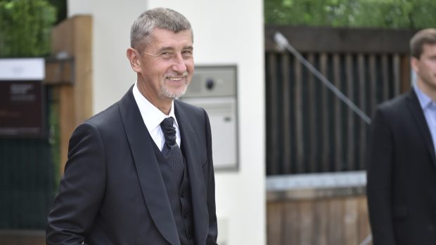 Šéf hnutí ANO Andrej Babiš zdraví novináře před vjezdem do areálu Čapí hnízdo v Olbramovicích na Benešovsku, kde se ženil se svou dlouholetou partnerkou Monikou