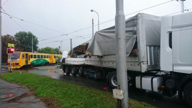 V Olomouci se srazil vlak a nákladní automobil.