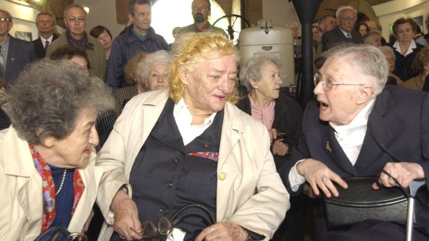 Ve věku 95 let zemřela česká válečná veteránka Marie Kvapilová (uprostřed na archivním snímku z 5. května 2005), která se mimo jiné účastnila za druhé světové války na východní frontě bojů u Sokolova. Vlevo je další válečná veteránka Markéta Koutná, vpravo Věra Tichá.