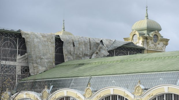 Silný vítr uvolnil kus střechy Průmyslového paláce na pražském Výstavišti, kde se koná Designblok. Návštěvníci museli být evakuováni.