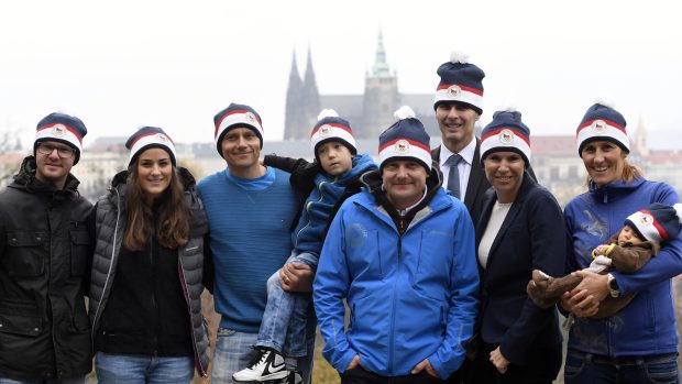 Čeští olympionici s čepicí &quot;Raškovkou&quot; (zleva: Jan Mazoch, Andrea Zemanová, Tomáš Kraus, Martín Doktor, Jiří Kejval, Kateřina Neumannová, Mirka Topinková-Knapková)