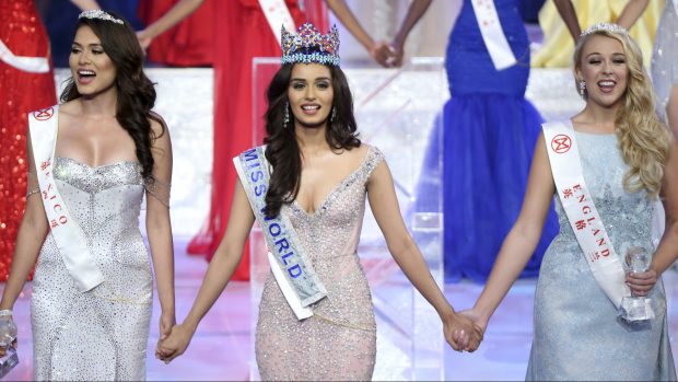 Letošní Miss World se stala indická studentka Manuší Čchillarová (uprostřed). Druhá skončila Andrea Mezaová z Mexika (vlevo) a třetí Britka Stephanie Hillová