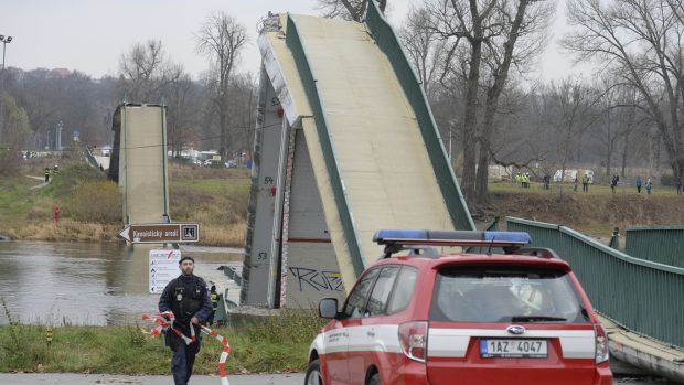 U Trojského zámku se zřítila do Vltavy betonová lávka pro pěší