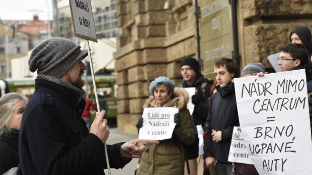 Proti rozhodnutí jihomoravských zastupitelů protestovali lidé před sídlem krajského úřadu