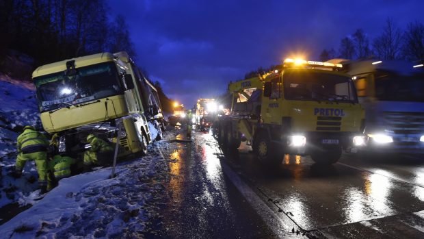 Záchranáři vyprošťují na dálnici D1 kamion, který zde uvázl už v úterý.