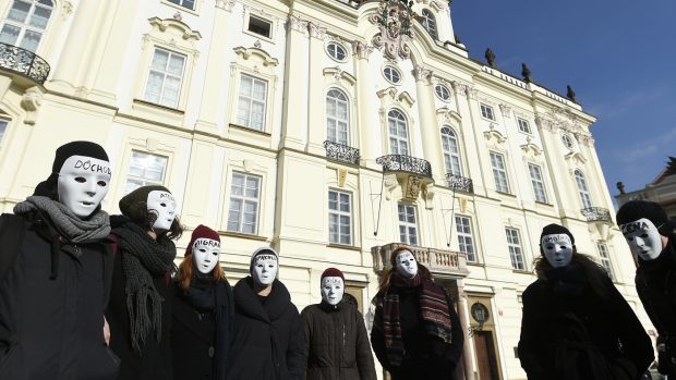 Před Arcibiskupským palácem v Praze se 14. února konal happening křesťanských aktivistů a aktivistek k dopisu papeži Františkovi.