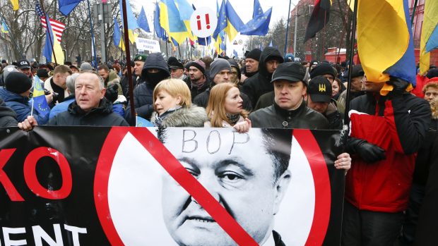 Demonstrace v Kyjevě. Demonstranti požadují demisi Porošenka.