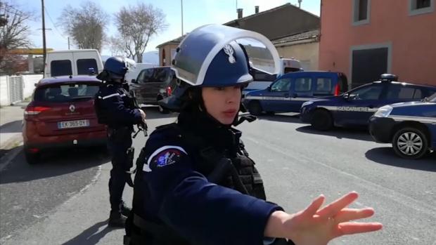 Francouzská policie zastřelila útočníka, který na jihu země zajal rukojmí a zabil nejméně tři lidi.