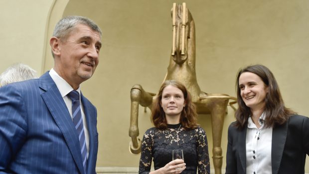 Premiér v demisi z hnuté ANO Andrej Babiš s rychlobruslařkami Nikolou Zdráhalovou a Martinou Sáblíkovou (zleva)