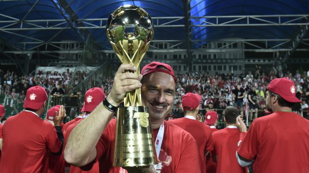 Trenér Slavie Jindřich Trpišovský s pohárem pro vítěze Mol Cupu.