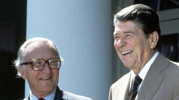 Peter Carrington (vlevo) s bývalým prezidentem USA Ronaldem Reaganem