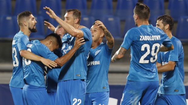 Fotbalisté Zenitu se radují z branky proti Dinamu Minsk.