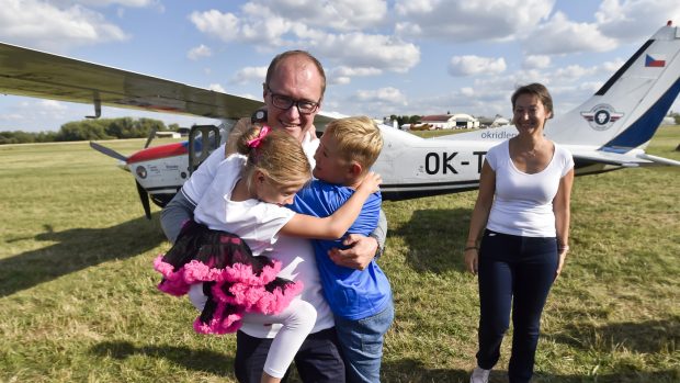 Aviatik Roman Kramařík se 8. září 2018 vrátil na letiště v pražských Letňanech ze svého sólového letu kolem světa. V letadle Cessna P210N OK-TGM to dokázal jako první Čech v historii.