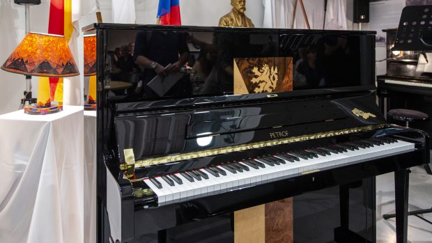 Společnost Petrof Hradec Králové při příležitosti 100. výročí založení Československa představila nové jubilejní piano nazvané Republika.