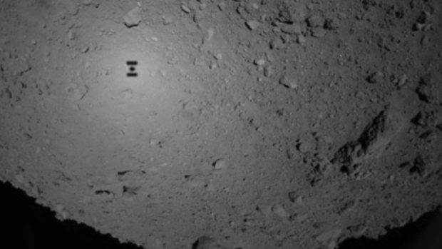 Stín japonské sondy Hajabusa 2 nad asteroidem Ryugu