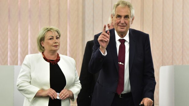 Prezident Miloš Zeman a první dáma Ivana Zemanová během komunálních voleb