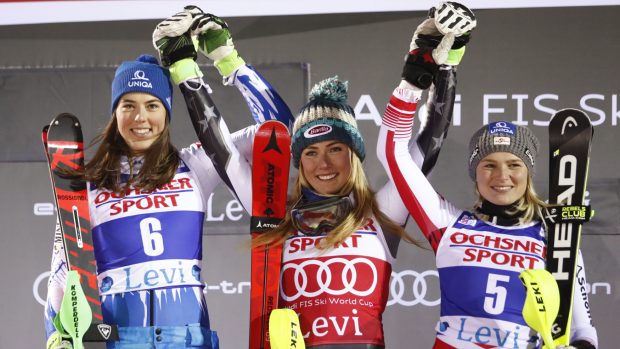 (zleva) Petra Vlhová, Mikaela Shiffrinová a Bernadette Schildová na stupních vítězů úvodního slalomu sezony Světového poháru ve finském Levi