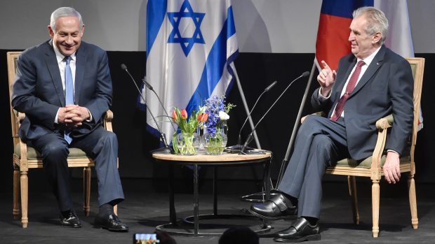 Izraelský premiér Benjamin Netanjahu (vlevo) s českým prezidentem Milošem Zemanem