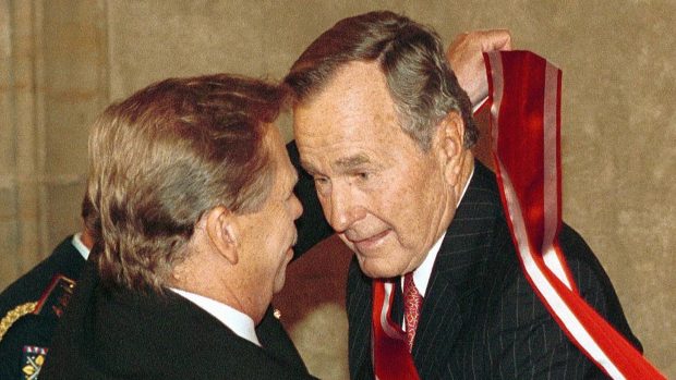 Na snímku ze 17. listopadu 1999 George H.W. Bush (vpravo) přebírá ve Vladislavském sále Pražského hradu z rukou Václava Havla nejvyšší české vyznamenání - Řád Bílého lva.