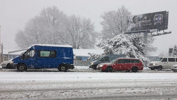 Čerstvý sníh komplikoval dopravu na jihomoravských silnicích a způsobil kalamitu v hromadné dopravě zejména na Znojemsku, Břeclavsku a v Brně.