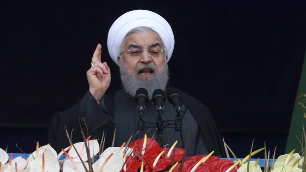 Prezident Hasan Rúhání v projevu na teheránském náměstí Svobody řekl, že Írán odolá americkým sankcím