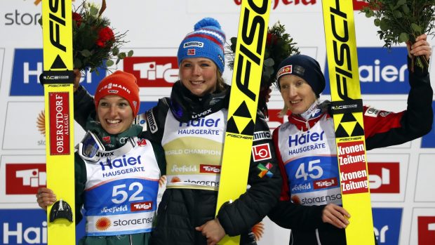 Závodnice na stupních vítězů mistrovství světa ve skocích na lyžích. (zleva) Katharina Althausová, Maren Lundbyová a Daniela Iraschková-Stolzová.
