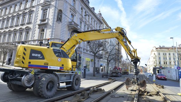 Vinohradská ulice se původně měla rekonstruovat kompletně, tedy kromě kolejí i vozovka a další části. K tomu ale prozatím nedojde