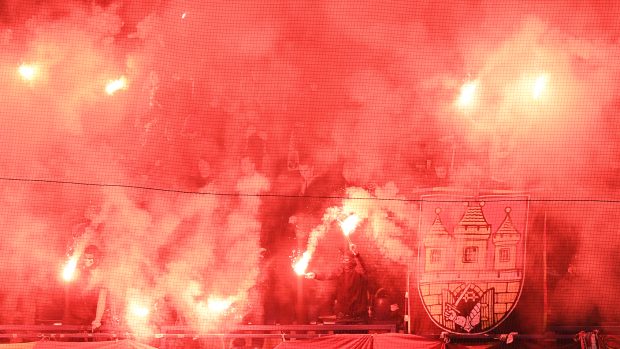 Fanoušci Sparty s pyrotechnikou během zápasu proti Viktorii Plzeň