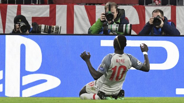 Záložník Liverpoolu Sadio Mané oslavuje gól vstřelený do branky Bayernu Mnichov v zápase Ligy mistrů